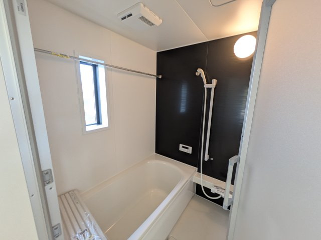 下妻市二本紀　第2　新築戸建て　2号棟の浴室|1坪タイプのゆったりとしたバスルームは浴室暖房換気乾燥機付きで、どんな季節でも快適なバスタイムを満喫出来ます♪ 窓付きで明るく開放的なところも良いですね！