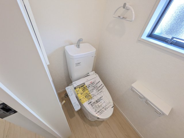 下妻市二本紀　第2　新築戸建て　2号棟のトイレ|少ない水でもパワフルに洗浄する節水設計。清潔さと機能性を両立させた、毎日気持ち良く使えるトイレ空間です。