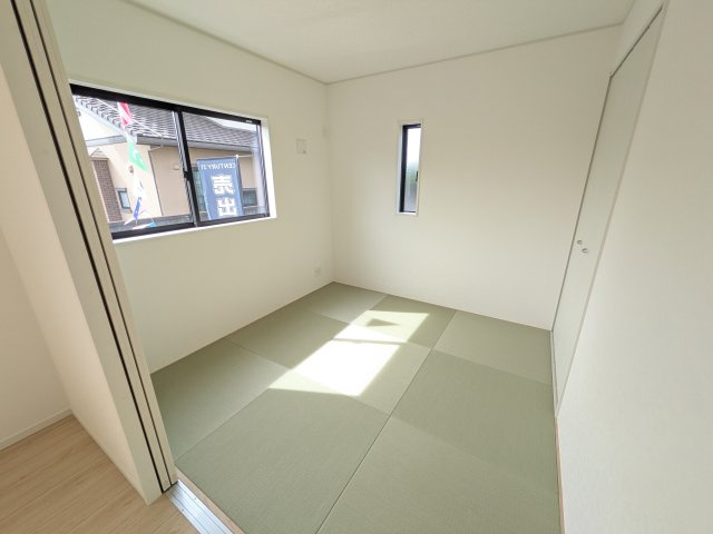 下妻市二本紀　第2　新築戸建て　2号棟の和室|琉球畳の和室は陽当たりも良く、落ち着ける空間です♪
リビングとの続き間になっているので、お子様の遊ぶスペースやお昼寝などにも使えます！
押し入れもあり収納にも困りません♪