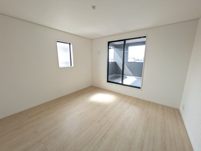 下妻市二本紀　第2　新築戸建て　2号棟の洋室|バルコニーに面した明るい２面採光で、毎朝爽やかな光を感じられます。