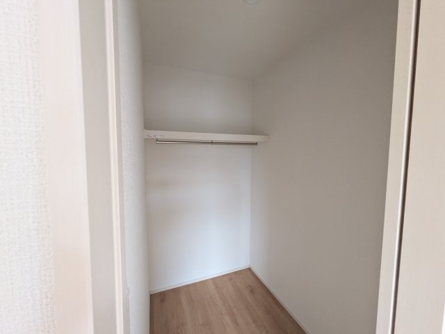 つくばみらい市富士見ヶ丘３丁目26番　新築戸建て　B号棟の収納|大容量のウォークインクローゼット。衣類はもちろん、スーツケースや季節の家電もまとめて収納でき、居室空間をすっきりと保ちます。