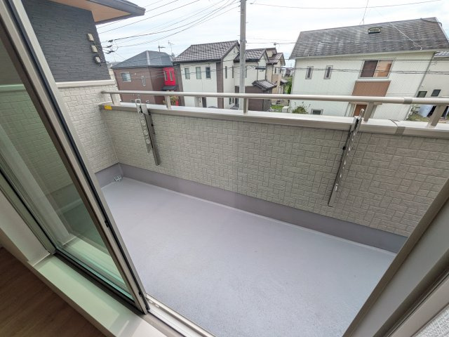つくばみらい市富士見ヶ丘３丁目26番　新築戸建て　B号棟のバルコニー|洗濯物も布団もまとめて干せるワイド設計。
広々としたワイドバルコニーで、家事の効率が上がり、日々の暮らしが快適になります。