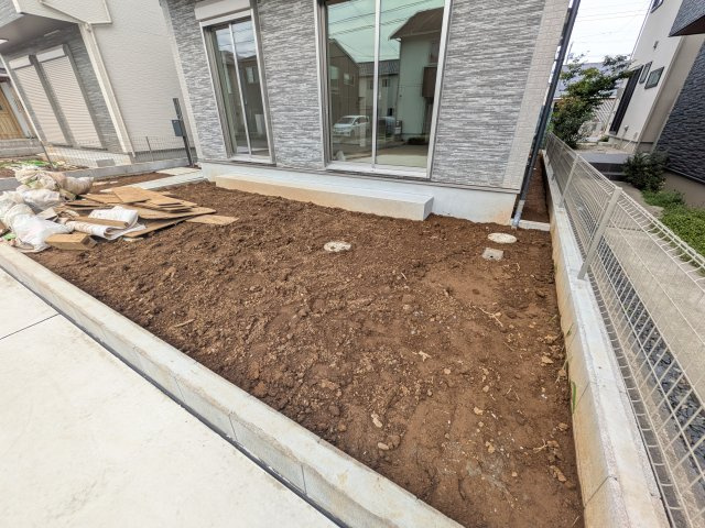 つくばみらい市富士見ヶ丘３丁目26番　新築戸建て　B号棟の庭|リビングに明るい光を届ける南庭。
お子様の遊び場やペットのスペースとしても最適です。
室内外で心地よい暮らしが叶います。