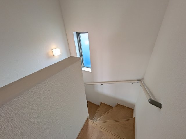 つくばみらい市富士見ヶ丘３丁目26番　新築戸建て　B号棟の内装|窓付きで明るい階段は、手すり付きでお子様からご年配の方まで安心して上り下りができます♪