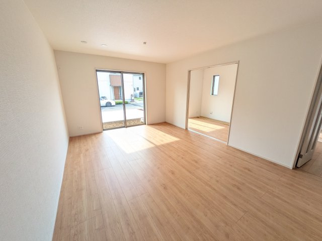 つくばみらい市富士見ヶ丘３丁目26番　新築戸建て　B号棟の居間・リビング|家族の会話が自然と弾む、広々としたゆとりのLDK。南向きの窓からたっぷりの光が射し込む明るく快適な空間です。