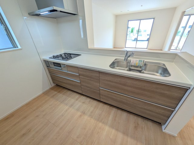 つくばみらい市富士見ヶ丘３丁目26番　新築戸建て　B号棟のキッチン|対面式カウンターでリビングとの一体感を演出。使いやすい動線と豊富な収納で、毎日の料理時間も快適に過ごせます。