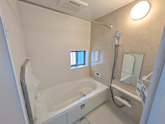 つくばみらい市富士見ヶ丘３丁目26番　新築戸建て　B号棟の浴室|1坪タイプのゆったりとしたバスルームは浴室暖房換気乾燥機付きで、どんな季節でも快適なバスタイムを満喫出来ます♪
窓付きで明るく開放的なところも良いですね！