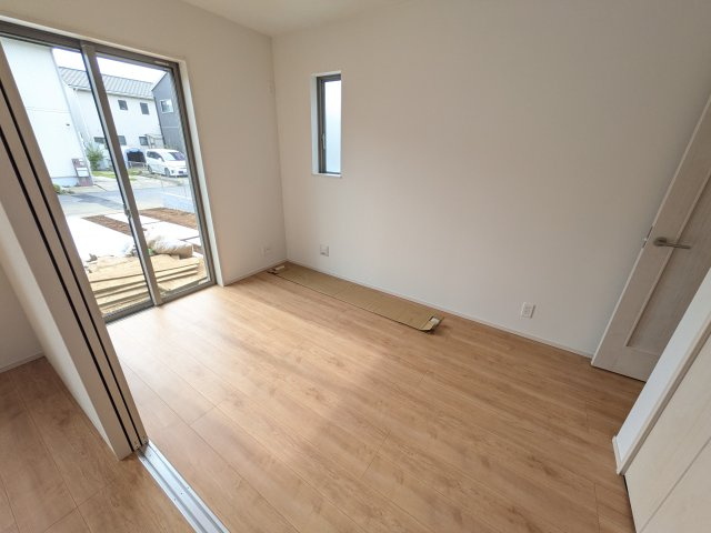 つくばみらい市富士見ヶ丘３丁目26番　新築戸建て　B号棟の洋室|リビングと繋がる多目的スペース。引き戸を開ければ広々LDK、閉じれば客間や書斎、お子様の遊び場に早変わりします。