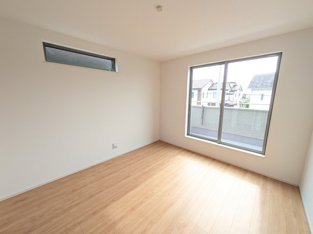 つくばみらい市富士見ヶ丘３丁目26番　新築戸建て　B号棟の洋室|バルコニーに面した２面採光で明るく開放的な洋室です♪