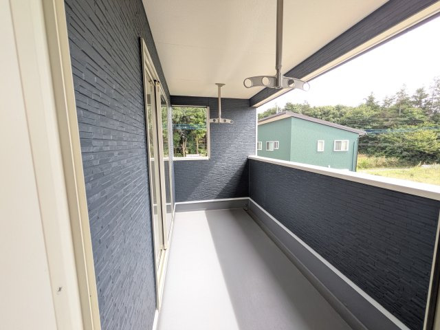つくば市安食　第2　新築戸建てのバルコニー|人気のインナーバルコニー。室内と一体感があり、雨の日のお子様の遊び場や、ペットの安全な外気浴スペースにも最適です♪