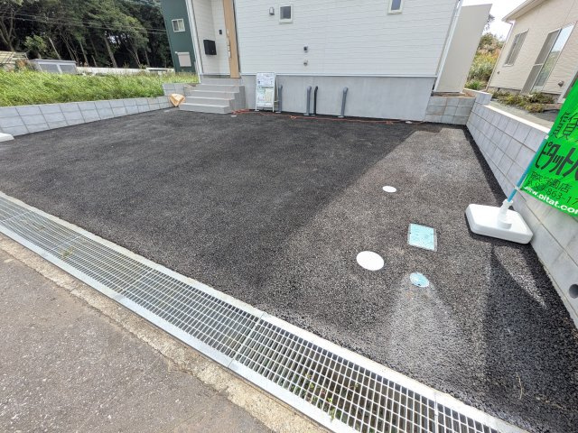 つくば市安食　第2　新築戸建ての駐車場|駐車3台可能で、出し入れしやすいゆとりのカースペース。
月々の駐車場代が不要な点も大きな魅力です。