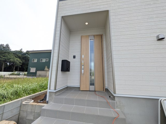 つくば市安食　第2　新築戸建ての玄関|玄関ドアはカードキーで開閉も楽々♪
スマホでの開錠と施錠も可能です！
玄関上部には人感センサー付きのダウンライトがあるので、夜間の帰宅時に自動で点灯してくれます♪
防犯対策面にも一役買ってくれます！