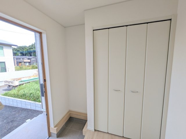 つくば市安食　第2　新築戸建ての玄関|家族全員の靴がスッキリ片付く大容量シューズボックス完備。お客様を気持ちよく迎えられる、明るく清潔感あふれる玄関です。