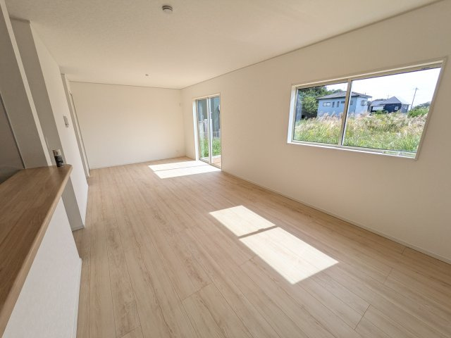 つくば市安食　第2　新築戸建ての居間・リビング|家族の会話が自然と弾む、広々としたゆとりのLDK。南西向きの窓からたっぷりの光が射し込む明るく快適な空間です。