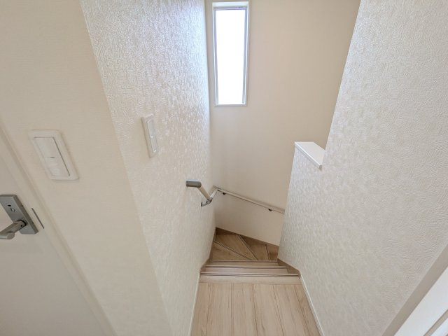 つくば市安食　第2　新築戸建ての内装|窓付きで明るい階段は、手すり付きでお子様からご年配の方まで安心して上り下りができます♪