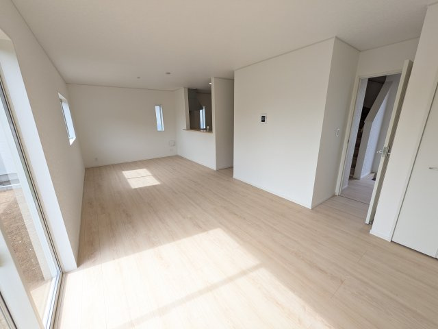 つくば市安食　第2　新築戸建ての居間・リビング|居心地の良いデザインと機能性を両立。ご友人を招いたり、趣味を楽しんだり、様々なシーンで活躍する団らんの中心地です。