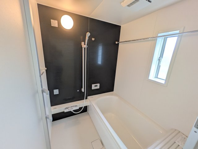 つくば市安食　第2　新築戸建ての浴室|1坪タイプのゆったりとしたバスルームは浴室暖房換気乾燥機付きで、どんな季節でも快適なバスタイムを満喫出来ます♪ 窓付きで明るく開放的なところも良いですね！