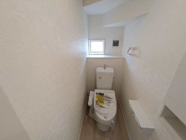つくば市安食　第2　新築戸建てのトイレ|少ない水でもパワフルに洗浄する節水設計。清潔さと機能性を両立させた、毎日気持ち良く使えるトイレ空間です。
