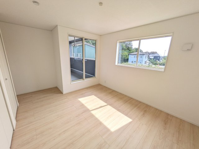 つくば市安食　第2　新築戸建ての洋室|バルコニーに面した明るい２面採光で、毎朝爽やかな光を感じられます。