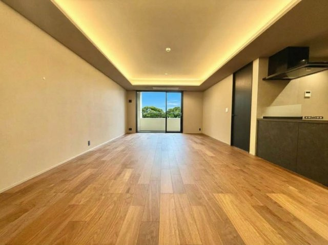 コルティーレ山手町グランドエステートの居間・リビング|採光・通風ともに良好で、四季を通じて快適に過ごせる居心地の良い空間となっています。