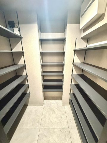 コルティーレ山手町グランドエステートのその他|家族みんなの靴をたっぷり収納。出し入れしやすく、玄関まわりを美しく整えてくれる便利な収納スペース。