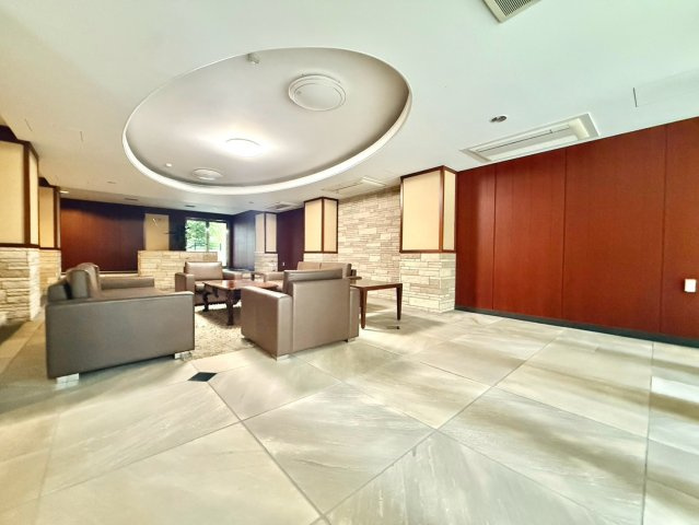 コルティーレ山手町グランドエステートのその他共用部分|ホテルライクな雰囲気が漂う、上質なロビー空間。