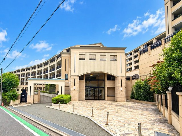 コルティーレ山手町グランドエステートの外観|コルティーレ山手町グランドエステートは、ホテルライクな暮らしをサポートするフロントサービス、充実したコモンスペース、中庭のある余裕ある敷地の広さが備わっています。