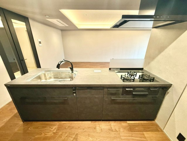 コルティーレ山手町グランドエステートのキッチン|日常の使いやすさとデザイン性を兼ね備えたバランスの良いキッチンです。