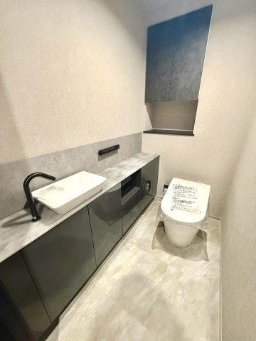 コルティーレ山手町グランドエステートのトイレ|使い勝手に配慮された設計により、日常の動作がスムーズに行える快適なトイレスペースです。