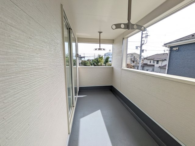 下妻市下妻丁　第4　新築戸建て　1号棟のバルコニー|人気のインナーバルコニー。室内と一体感があり、雨の日のお子様の遊び場や、ペットの安全な外気浴スペースにも最適です♪