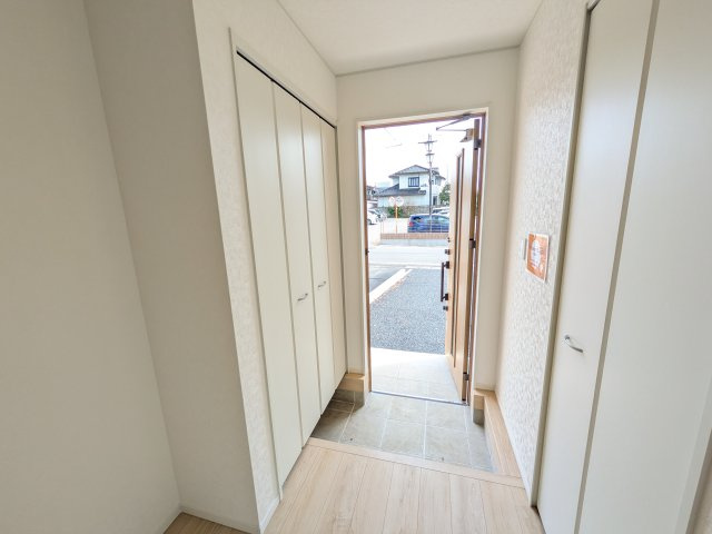 下妻市下妻丁　第4　新築戸建て　1号棟の玄関|家族全員の靴がスッキリ片付く大容量シューズボックス完備。お客様を気持ちよく迎えられる、明るく清潔感あふれる玄関です。
