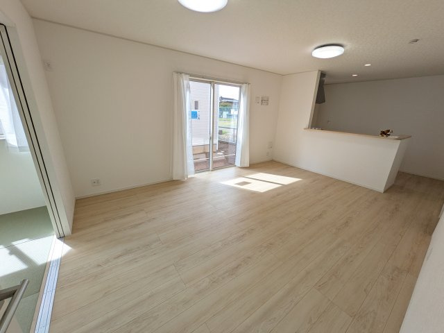 下妻市下妻丁　第4　新築戸建て　1号棟の居間・リビング|家族の会話が自然と弾む、広々としたゆとりのLDK。南西向きの窓からたっぷりの光が射し込む明るく快適な空間です。