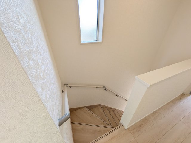 下妻市下妻丁　第4　新築戸建て　1号棟の内装|窓付きで明るい階段は、手すり付きでお子様からご年配の方まで安心して上り下りができます♪