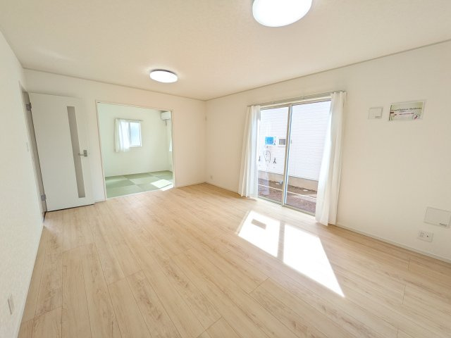 下妻市下妻丁　第4　新築戸建て　1号棟の居間・リビング|居心地の良いデザインと機能性を両立。ご友人を招いたり、趣味を楽しんだり、様々なシーンで活躍する団らんの中心地です。