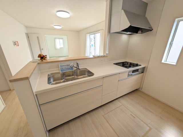下妻市下妻丁　第4　新築戸建て　1号棟のキッチン|対面式カウンターでリビングとの一体感を演出。使いやすい動線と豊富な収納で、毎日の料理時間も快適に過ごせます。
