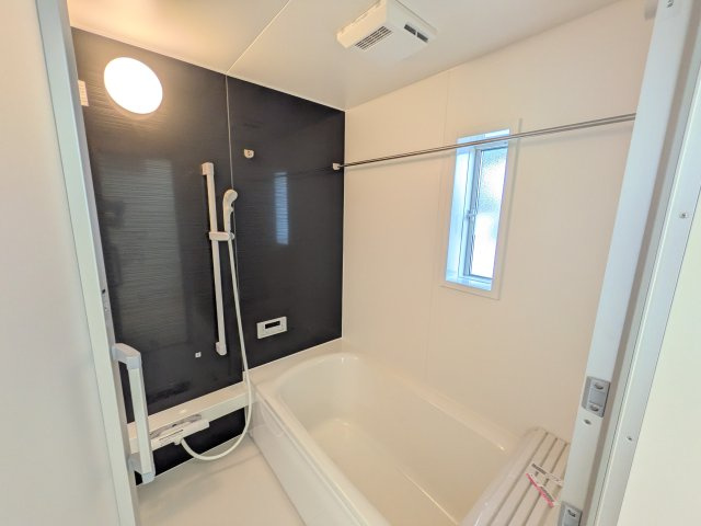 下妻市下妻丁　第4　新築戸建て　1号棟の浴室|1坪タイプのゆったりとしたバスルームは浴室暖房換気乾燥機付きで、どんな季節でも快適なバスタイムを満喫出来ます♪ 窓付きで明るく開放的なところも良いですね！