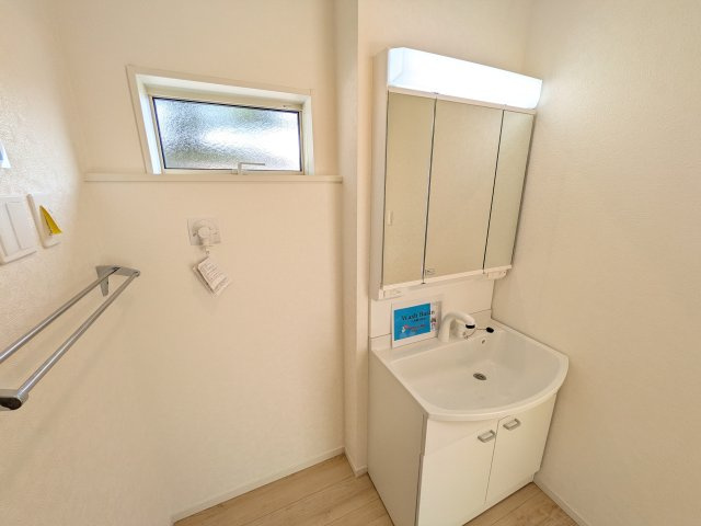 下妻市下妻丁　第4　新築戸建て　1号棟の独立洗面台|三面鏡の洗面化粧台はミラー扉の内側がすべて収納スペースになっており、収納力も魅力的です♪
ボックスティッシュも収納可能で、可変トレイは収納物に応じて高さ調整ができます！
取り外して洗えるので清潔です♪