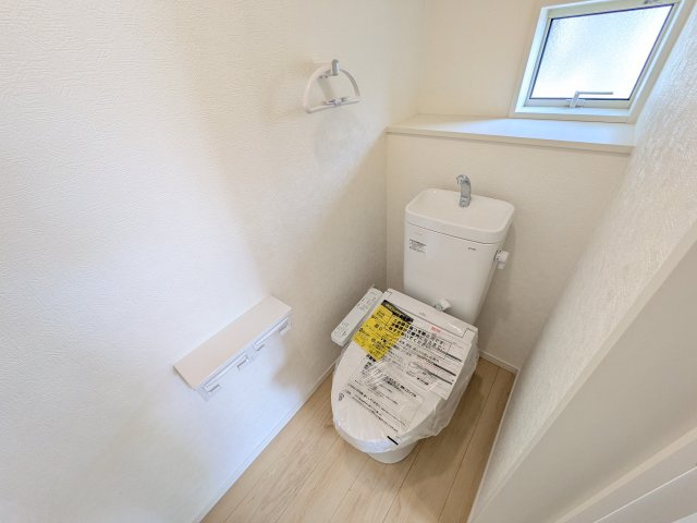 下妻市下妻丁　第4　新築戸建て　1号棟のトイレ|少ない水でもパワフルに洗浄する節水設計。清潔さと機能性を両立させた、毎日気持ち良く使えるトイレ空間です。