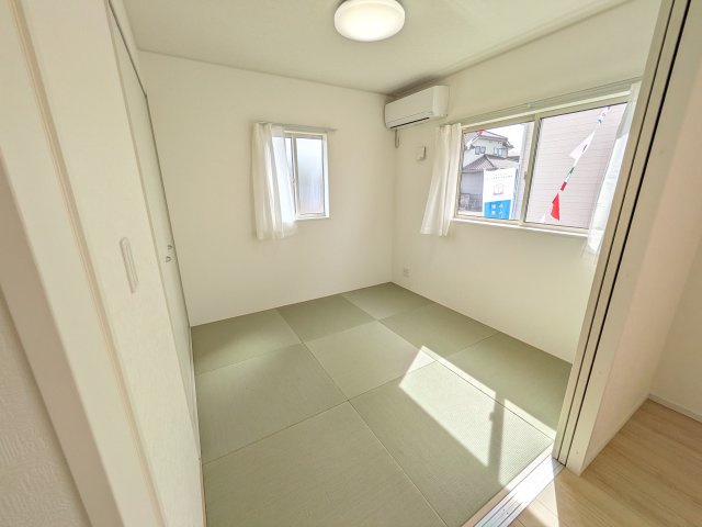 下妻市下妻丁　第4　新築戸建て　1号棟の和室|琉球畳の和室は陽当たりも良く、落ち着ける空間です♪
リビングとの続き間になっているので、お子様の遊ぶスペースやお昼寝などにも使えます！
押し入れもあり収納にも困りません♪