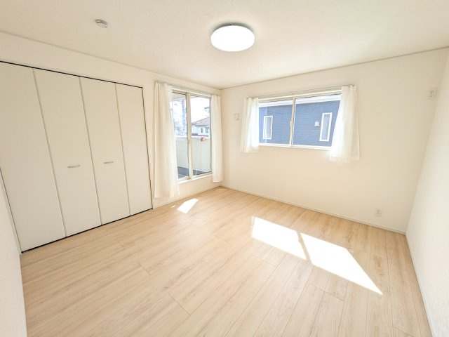 下妻市下妻丁　第4　新築戸建て　1号棟の洋室|バルコニーに面した明るい２面採光で、毎朝爽やかな光を感じられます。