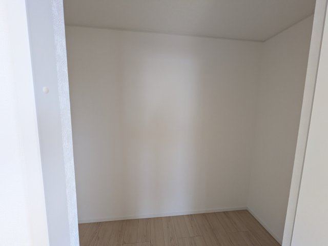 下妻市下妻丁　第4　新築戸建て　2号棟の収納|大容量のクローゼットを完備。衣類から季節家電までスッキリ片付き、空間を有効活用できます。