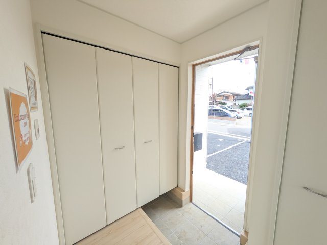 下妻市下妻丁　第4　新築戸建て　2号棟の玄関|家族全員の靴がスッキリ片付く大容量シューズボックス完備。お客様を気持ちよく迎えられる、明るく清潔感あふれる玄関です。