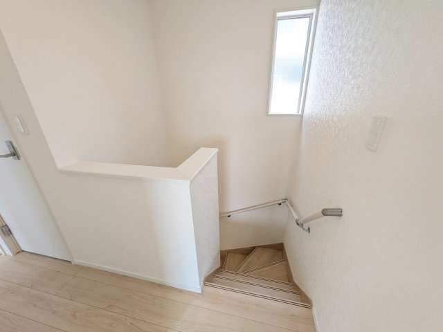 下妻市下妻丁　第4　新築戸建て　2号棟の内装|窓付きで明るい階段は、手すり付きでお子様からご年配の方まで安心して上り下りができます♪
