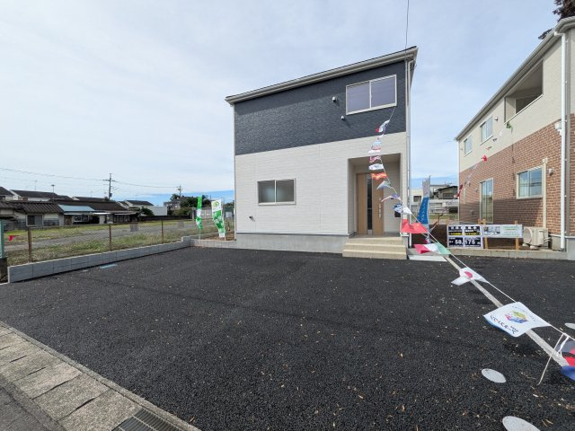 下妻市下妻丁　第4　新築戸建て　2号棟の外観|【月々5万円台〜】
写真だけでは伝わらない快適さを、ぜひ現地で体感しませんか？
即日見学可能です！平日のご案内も可能です♪
お気軽にお問合せください！