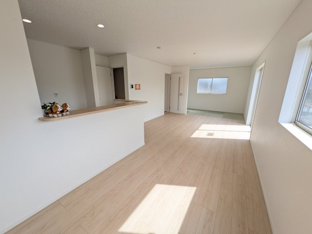 下妻市下妻丁　第4　新築戸建て　2号棟の居間・リビング|居心地の良いデザインと機能性を両立。ご友人を招いたり、趣味を楽しんだり、様々なシーンで活躍する団らんの中心地です。