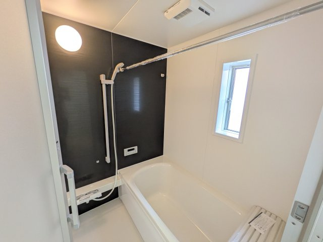 下妻市下妻丁　第4　新築戸建て　2号棟の浴室|1坪タイプのゆったりとしたバスルームは浴室暖房換気乾燥機付きで、どんな季節でも快適なバスタイムを満喫出来ます♪ 窓付きで明るく開放的なところも良いですね！