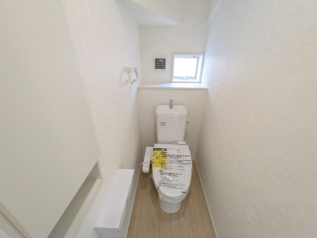 下妻市下妻丁　第4　新築戸建て　2号棟のトイレ|少ない水でもパワフルに洗浄する節水設計。清潔さと機能性を両立させた、毎日気持ち良く使えるトイレ空間です。