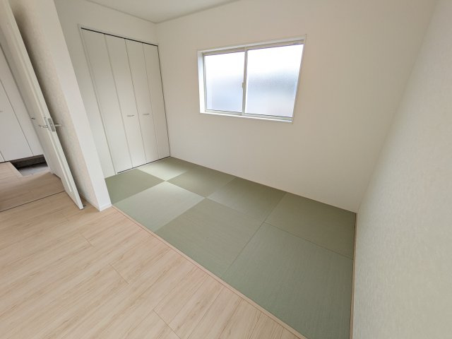 下妻市下妻丁　第4　新築戸建て　2号棟の和室|琉球畳の和室は陽当たりも良く、落ち着ける空間です♪
リビングとの続き間になっているので、お子様の遊ぶスペースやお昼寝などにも使えます！
押し入れもあり収納にも困りません♪