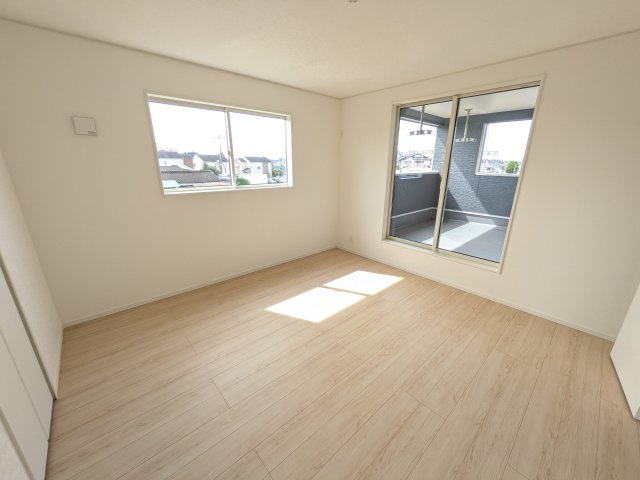 下妻市下妻丁　第4　新築戸建て　2号棟の洋室|バルコニーに面した明るい２面採光で、毎朝爽やかな光を感じられます。