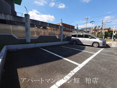パティオ坂巻の駐車場
